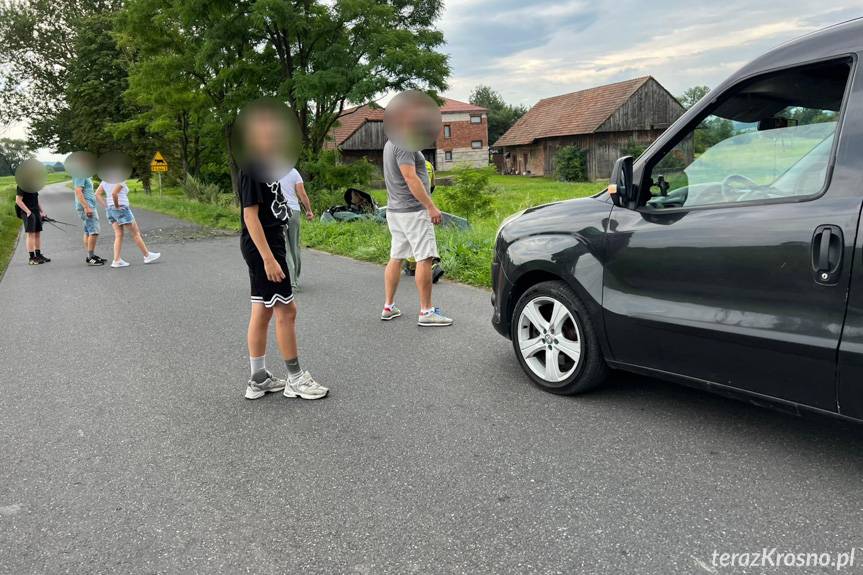 Bzianka. Samochód w rowie po uderzeniu w drzewo