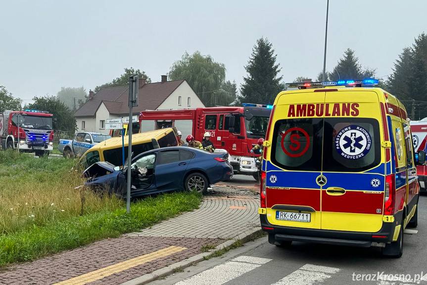 Zderzenie busa z osobówką w Korczynie