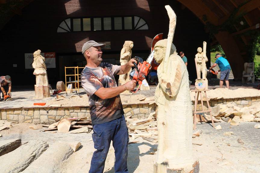 Rzeźbiarze pracują w Iwoniczu-Zdroju