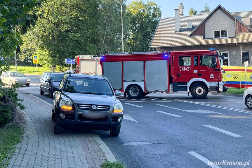 Poszkodowany motocyklista po zderzeniu z samochodem w Krośnie