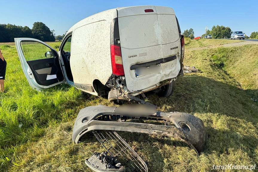 Rozbił samochód w przydrożnym rowie