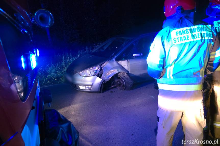Audi w rowie po nocnym zderzeniu z fordem w Krośnie