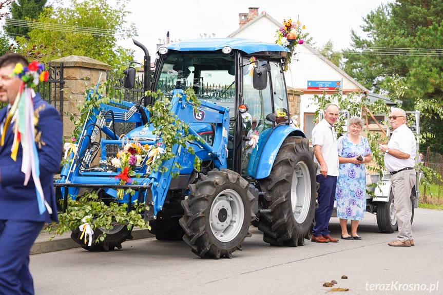 Dożynkowy objazd z wieńcem ulicami Głowienki