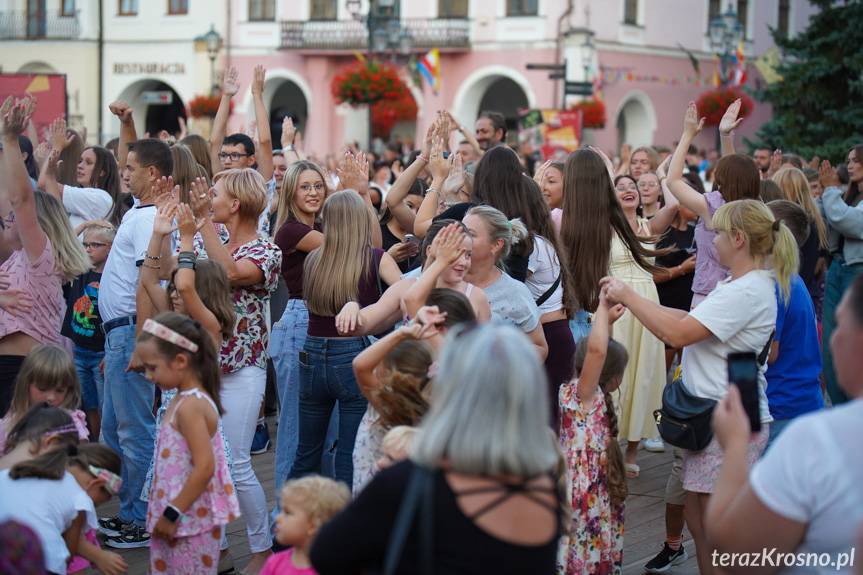 Potańcówka na krośnieńskim Rynku znów przyciągnęła tłumy