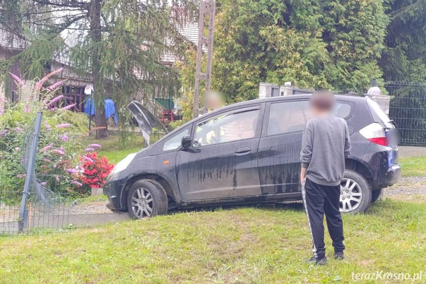 Kierujący hondą uderzył w ogrodzenie i słup energetyczny