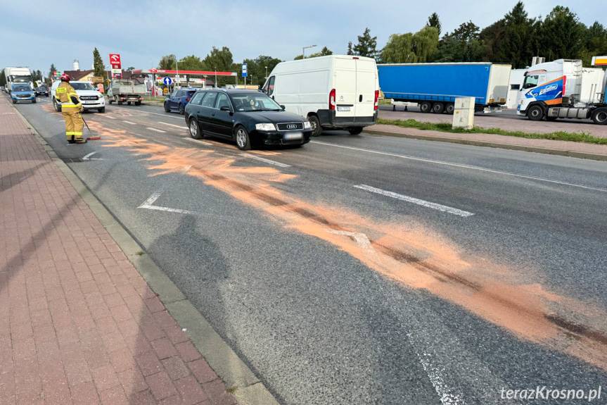 Olej na jezdni. Interwencja straży pożarnej i policji