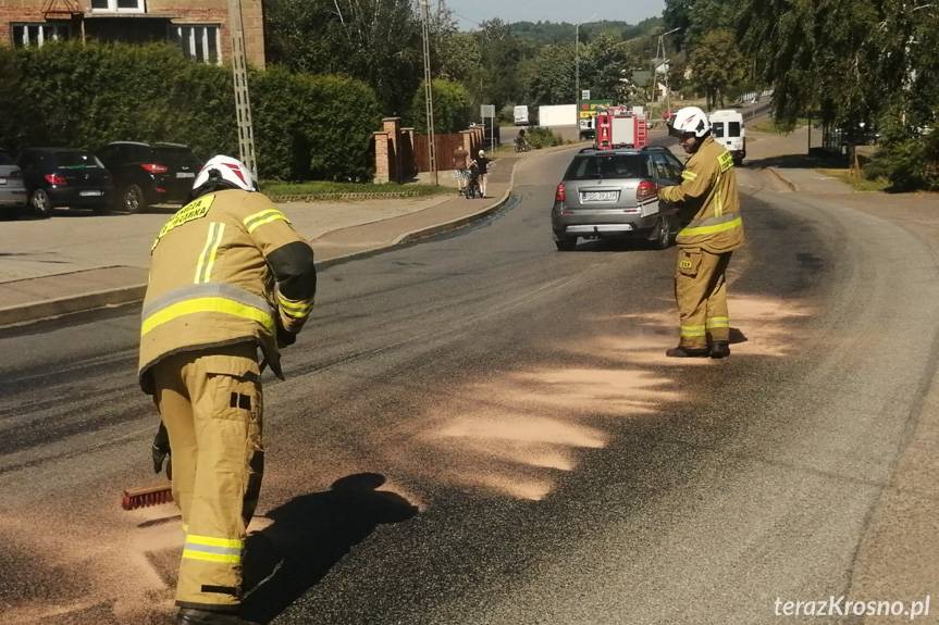 Cuchnąca śliska substancja na drodze