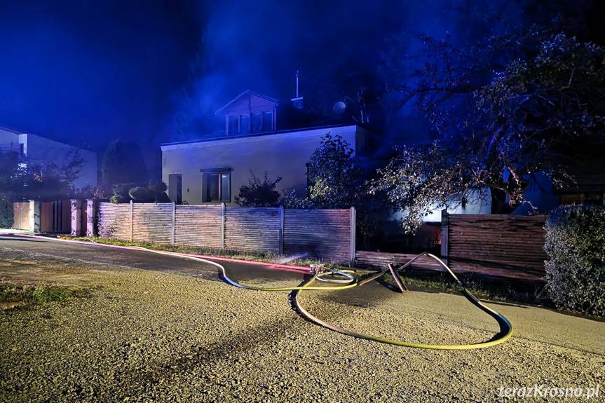 Pożar altany w Krośnie. Strażacy walczyli z ogniem przy budynku mieszkalnym