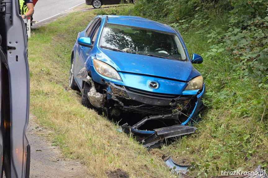 Węglówka. Samochód w rowie