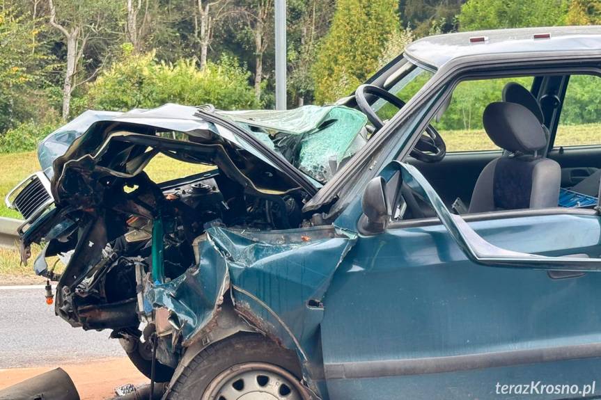 Wypadek z udziałem samochodu ciężarowego i osobówki