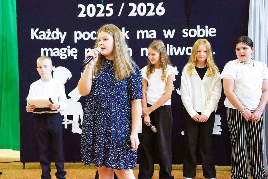 Nowa dyrektor, nowy rok, nowe wyzwania. Uroczystość w SP w Rogach