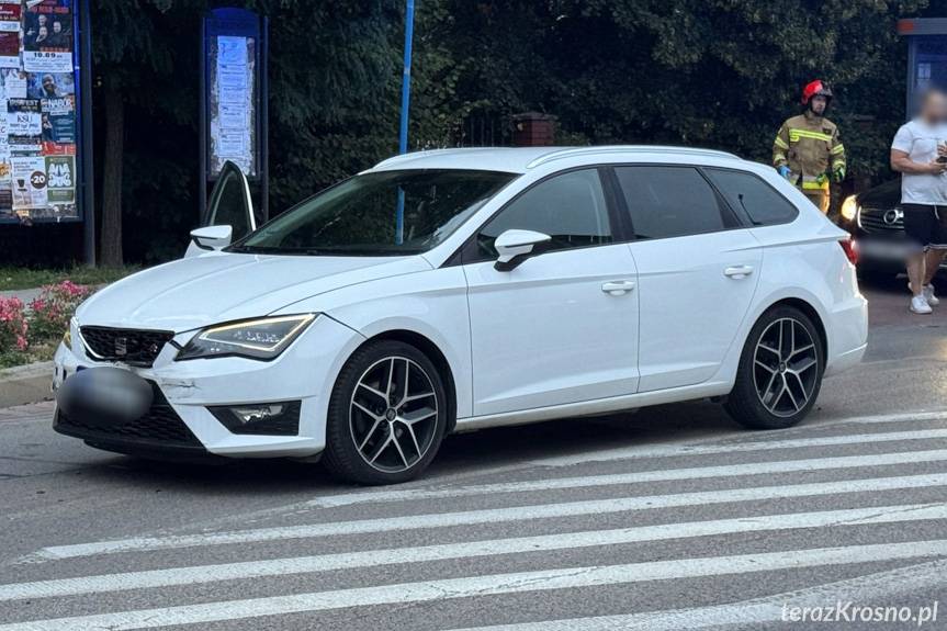 Zderzenie seata i forda na ulicy Krakowskiej w Krośnie