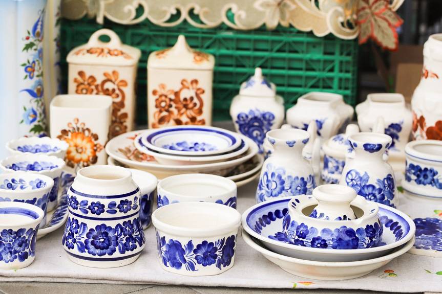 Zegary, porcelana i wazony – Targi Staroci w Rogach pełne skarbów