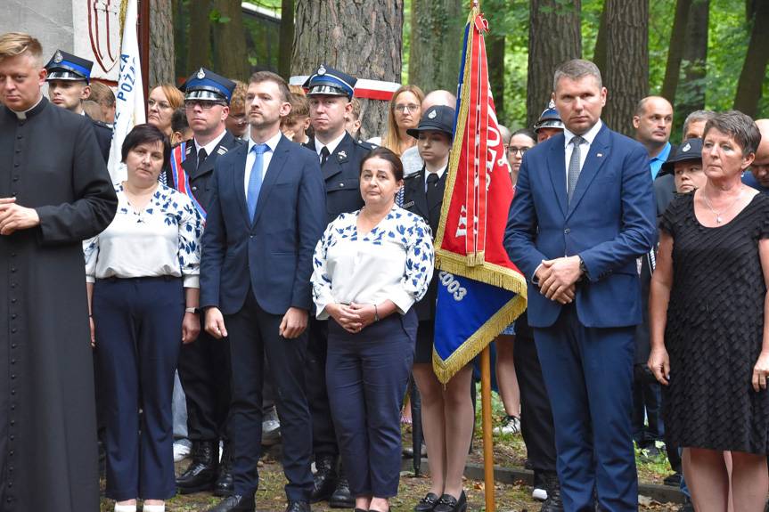 Delegacja Iwonicza-Zdroju na cmentarzu ofiar hitlerowskiego terroru