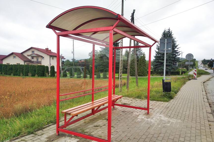 Nowe wiaty przystankowe zastąpiły stare i zniszczone konstrukcje