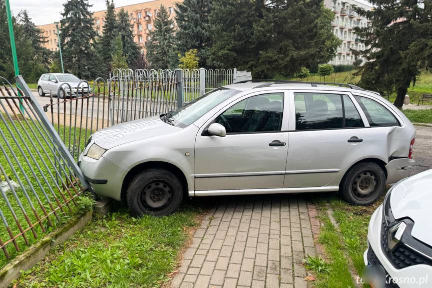Uderzyła w zaparkowane samochody