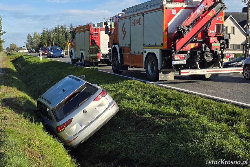 Bajdy. Samochód w rowie
