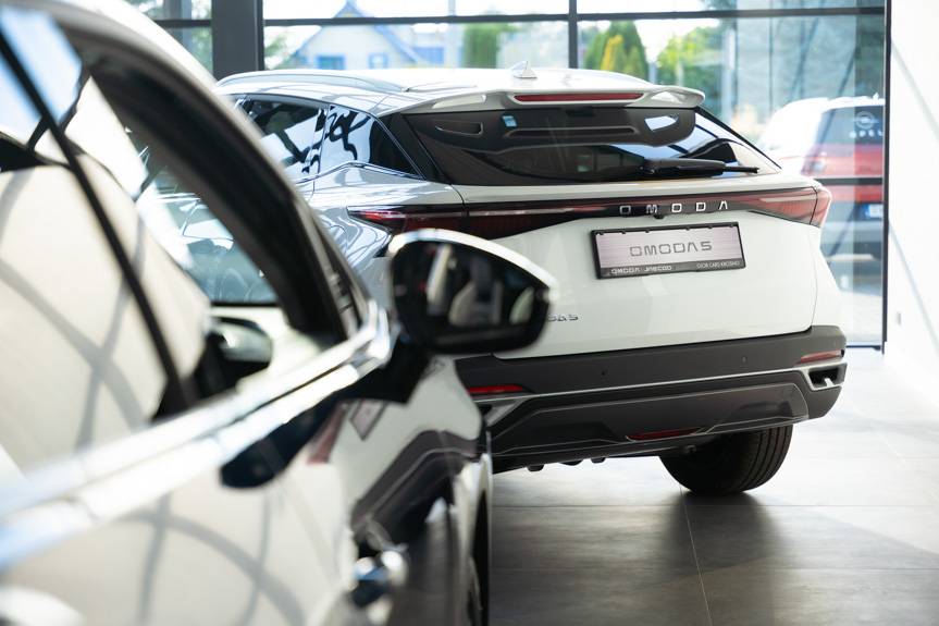 Nowoczesne samochody i pies-robot w salonie OMODA & JAECOO w Krośnie