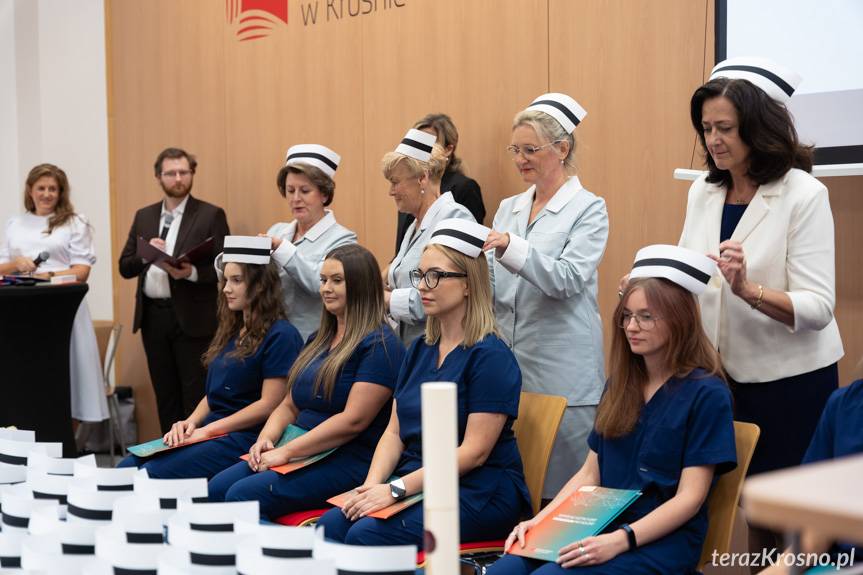 Historyczne czepkowanie w Krośnie. Absolwenci odebrali dyplomy i złożyli przyrzeczenie