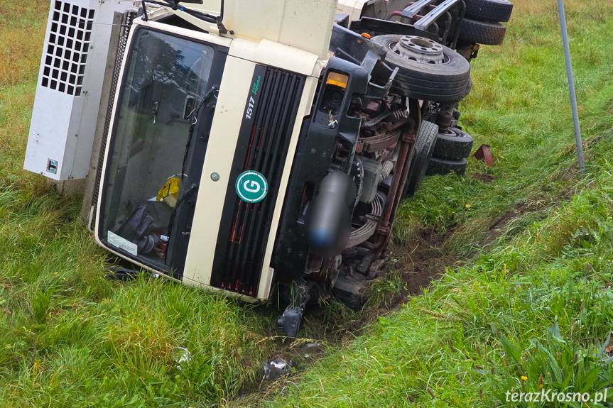 Groźna kolizja ciężarówki w Krośnie. Mercedes przewrócił się na bok