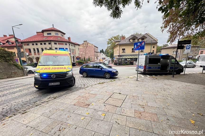 Kolizja rowerzysty ze skodą na rondzie w Krośnie