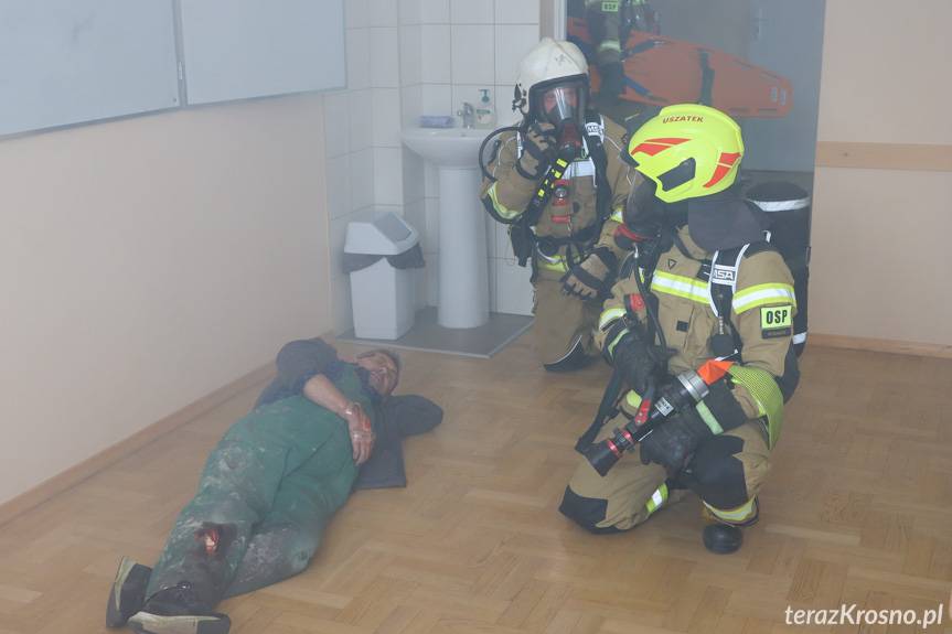 Wybuch butli w pracowni szkolnej. Próbna ewakuacja w LO w Rymanowie [ZDJĘCIA]