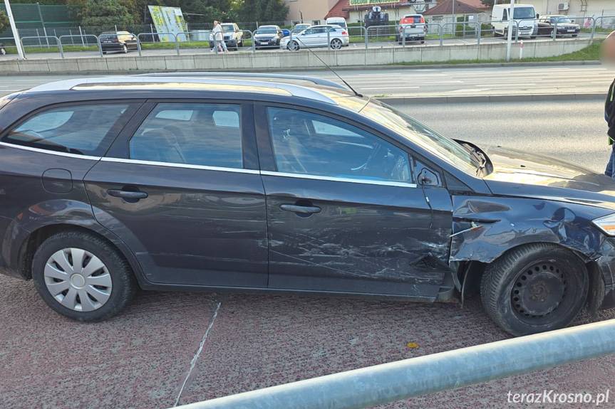 Kolizja na skrzyżowaniu w Krośnie. Sprawca odjechał z miejsca zdarzenia