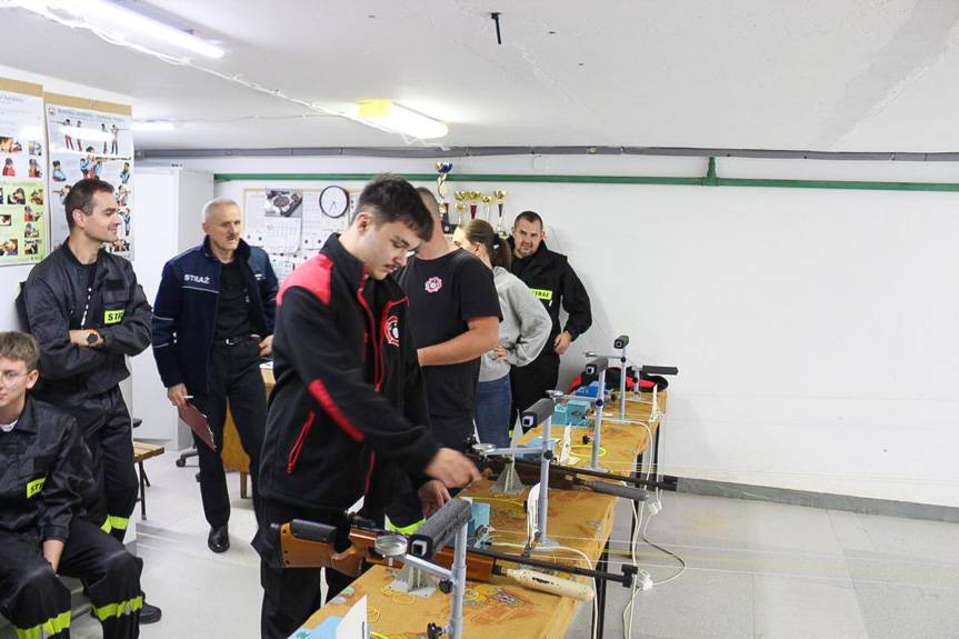 Strażacy na strzelnicy sportowej