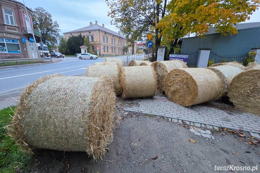 Kierowca źle zabezpieczył ładunek. Baloty siana spadły na drogę