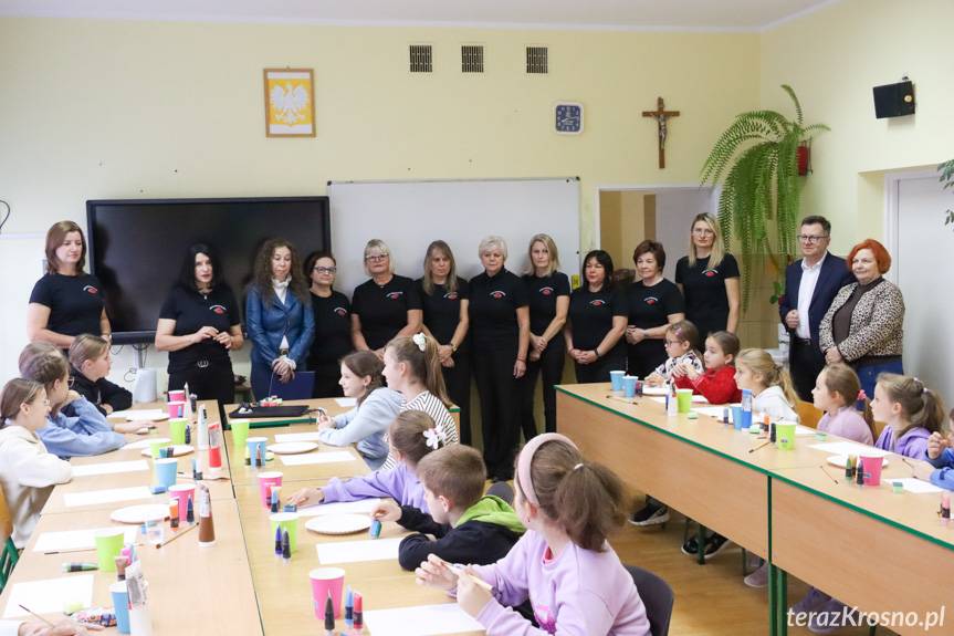 Międzypokoleniowe warsztaty malarskie w Korczynie [ZDJĘCIA]