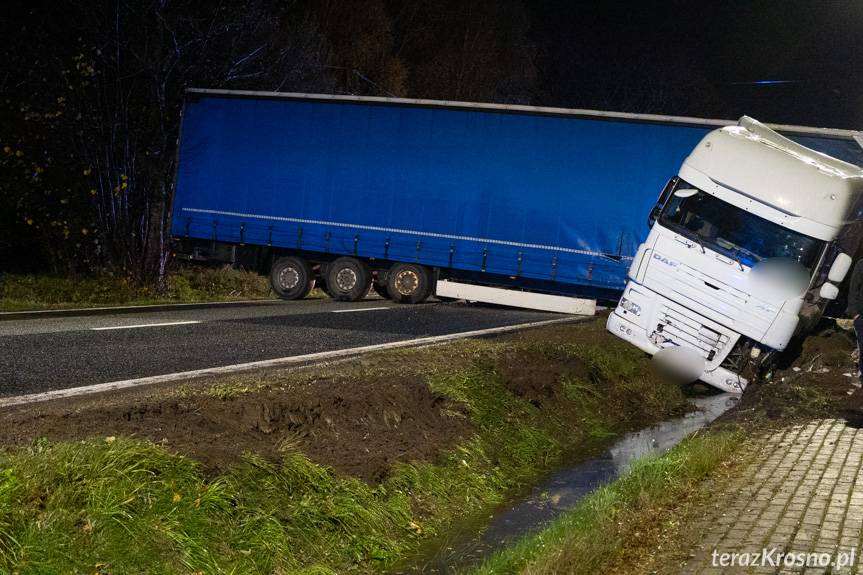 Teodorówka. Kierowca ciężarówki stracił panowanie nad pojazdem