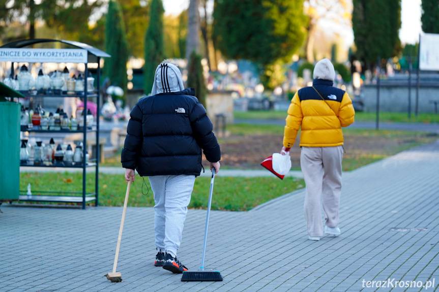 Krośnianie odkładają porządki na grobach na ostatni tydzień przed 1 listopada [ZDJĘCIA]