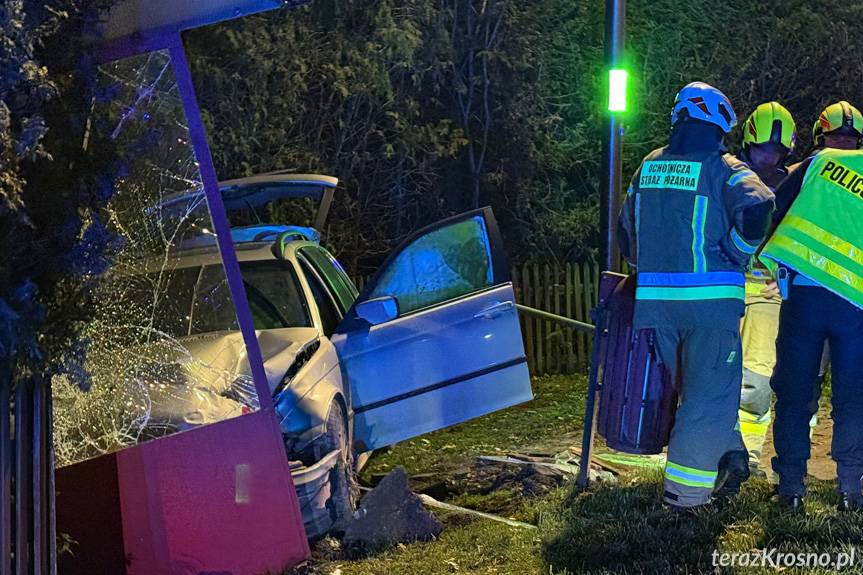 Kierowca BMW potrącił pieszego i rozbił przystanek