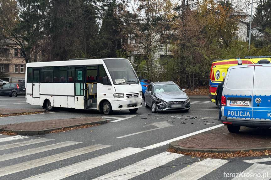 Zderzenie osobówki z busem na ulicy Niepodległości w Krośnie