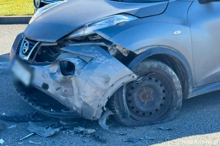 Trzy samochody uszkodzone po zdarzeniu na skrzyżowaniu