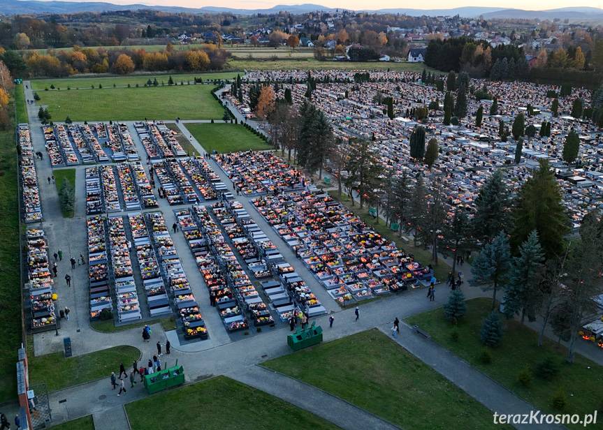 Płonące znicze rozświetliły największy cmentarz w Krośnie [ZDJĘCIA]
