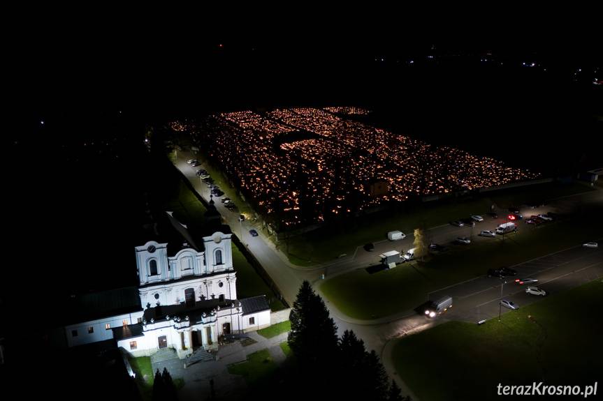 Cmentarz w Dukli rozświetlony tysiącami zniczy [ZDJĘCIA]