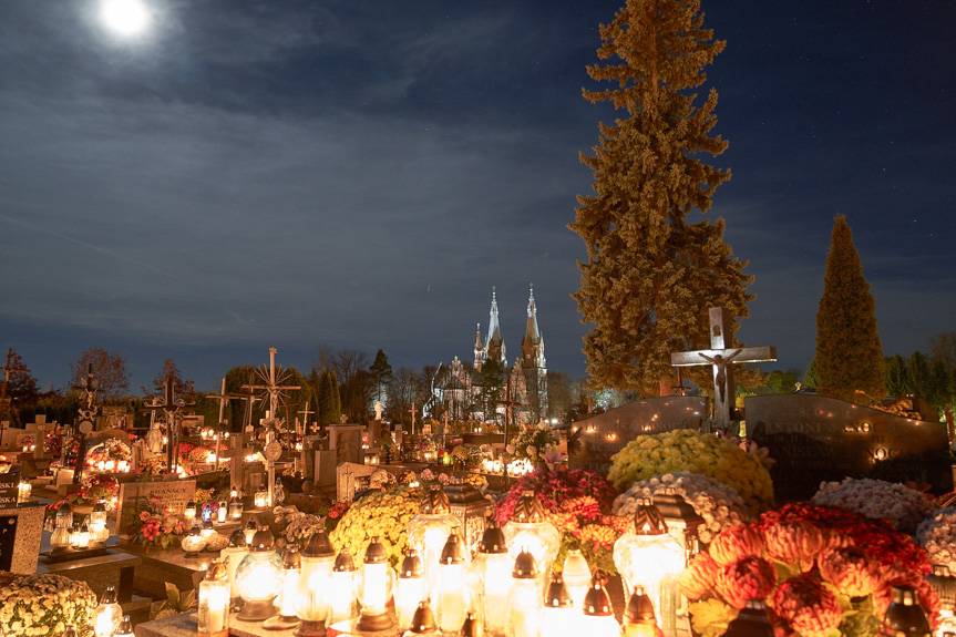 Tysiące świateł pamięci na cmentarzu w Jedliczu