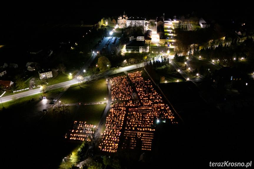 Cmentarz komunalny w Miejscu Piastowym w blasku zniczy [ZDJĘCIA]