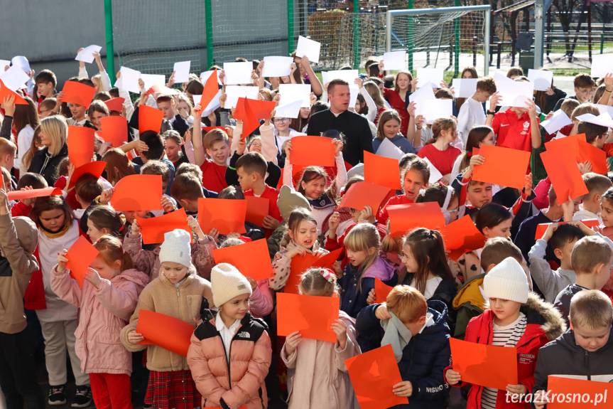 Niepodległa w sercach najmłodszych. Mazurek Dąbrowskiego wybrzmiał w SP nr 8 w Krośnie [ZDJĘCIA]