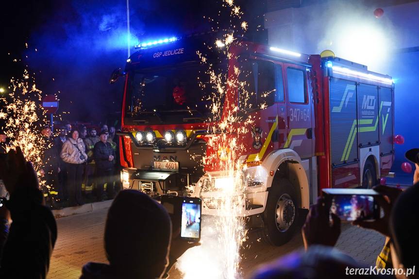 Strażacy z OSP Jedlicze powitali nowy samochód ratowniczo-gaśniczy [ZDJĘCIA]