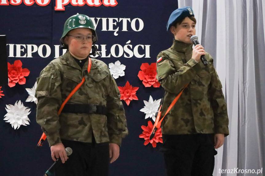 Patriotyczne śpiewanie w Rogach [ZDJĘCIA]