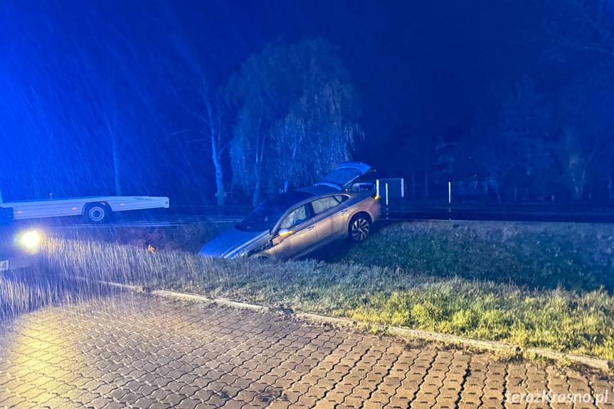 Kolizja w Iwoniczu. Manewr skrętu zakończył się w rowie