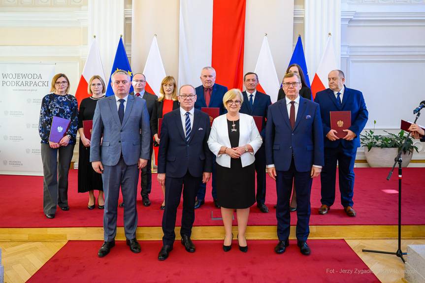 Wojewoda wręczyła medale i nagrody za długoletnią, sumienną służbę