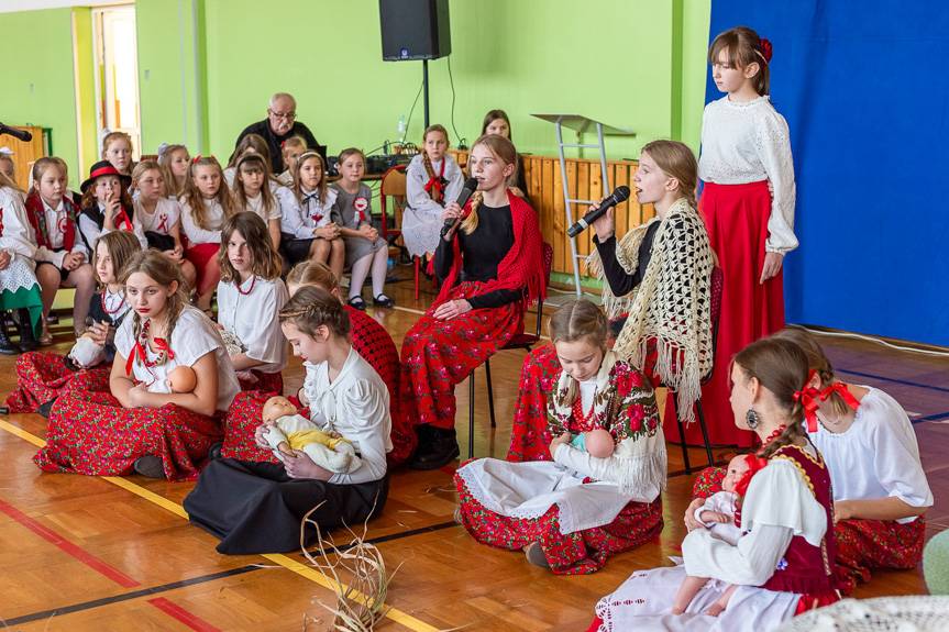 Szkolna uroczystość w Lubatowej z okazji Święta Niepodległości