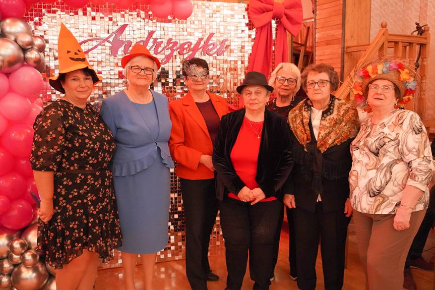 Seniorzy z Gminy Jedlicze bawili się na andrzejkach