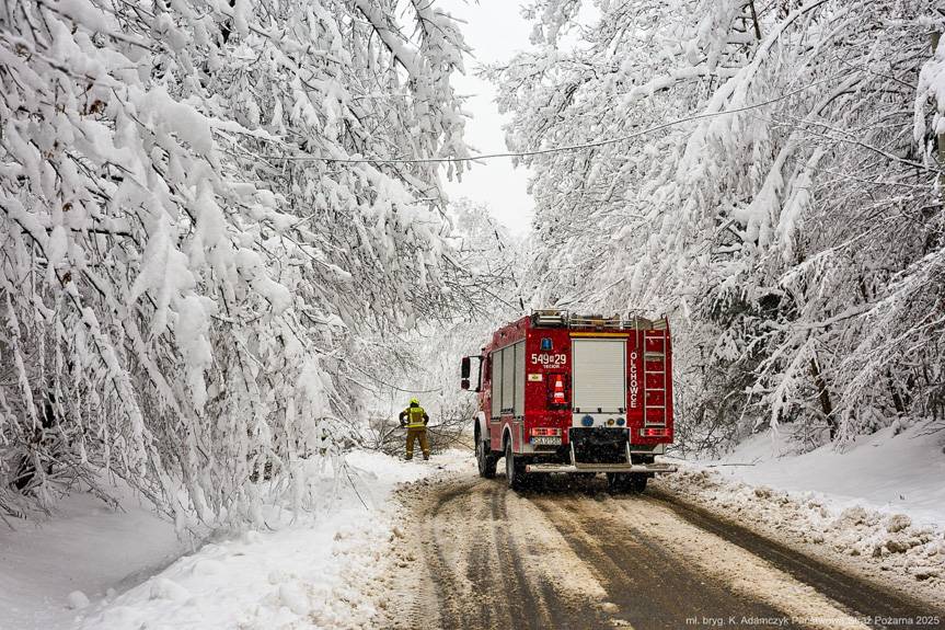 Ponad tysiąc interwencji strażaków po intensywnych opadach śniegu