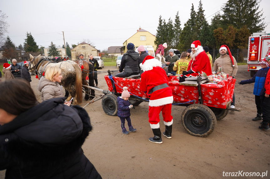 Święty Mikołaj odwiedził Świerzową Polską. Rozdał 400 paczek!