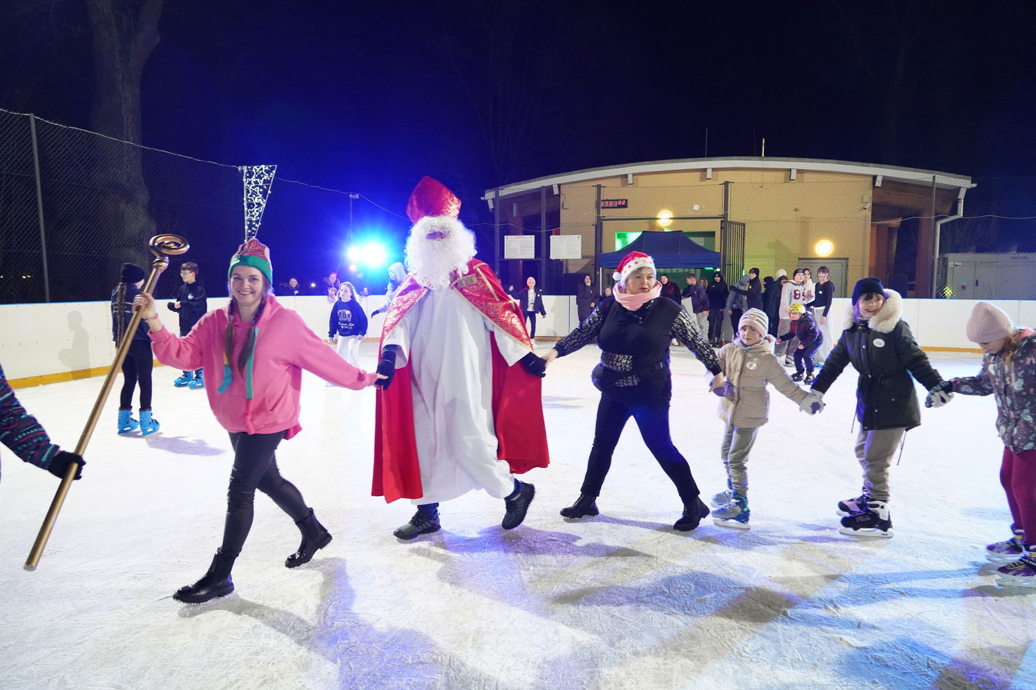 Mikołajkowa zabawa na lodowisku w Jedliczu