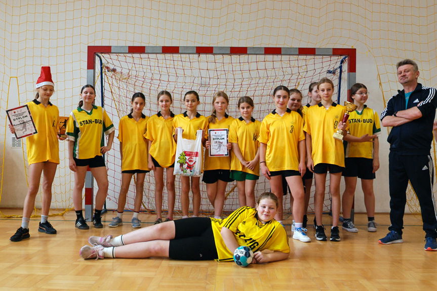 Jubileuszowy turniej piłki ręcznej dziewcząt zgromadził drużyny z gminy